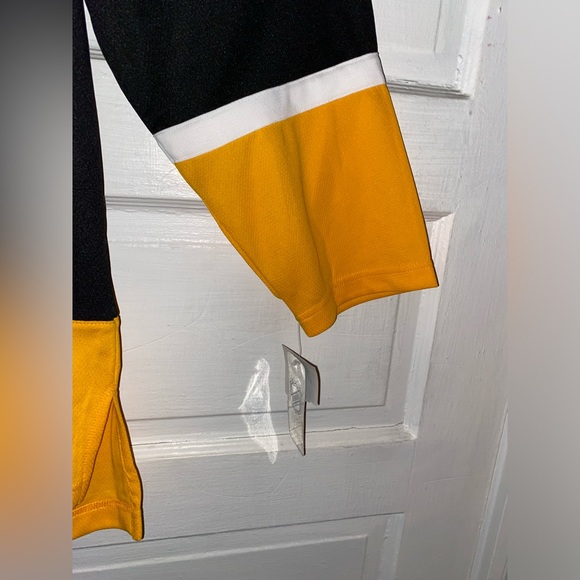 NWT- Official NHL ‘Boston Bruins’ #88 David Pastrnak Replica Jersey - Picture 15 of 15